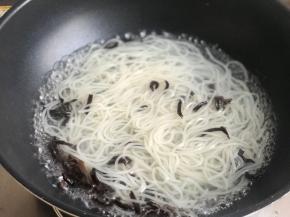 重新准备一锅水，放入粉条和木耳煮开