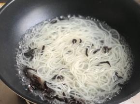 重新准备一锅水，放入粉条和木耳煮开