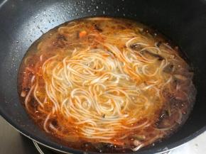 放入辣椒油，根据能吃辣的程度