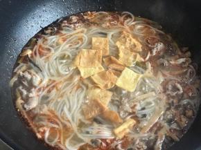 最后房放入腐竹和羊肉卷