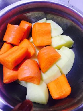 土豆胡萝卜洗净，切成大块