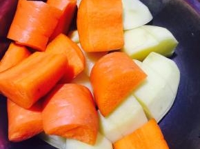 土豆胡萝卜洗净，切成大块