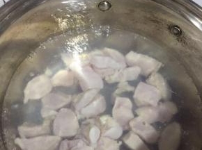 烧一锅开水，放入鸡胸肉焯烫一下