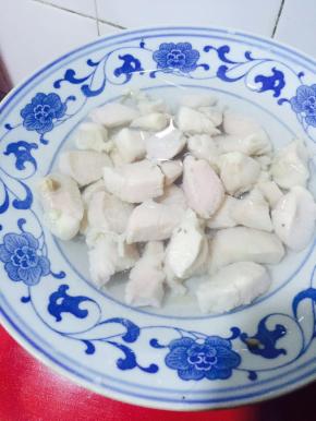 捞出鸡胸肉过冷水，这样鸡肉被冷水或冰水一激，口感上更嫩一些