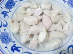 捞出鸡胸肉过冷水，这样鸡肉被冷水或冰水一激，口感上更嫩一些