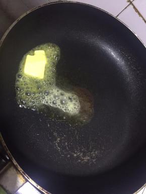 平底锅加入黄油，融化