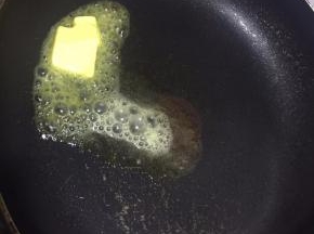 平底锅加入黄油，融化