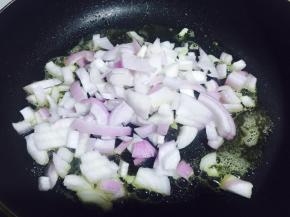 放入洋葱粒，翻炒