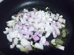 放入洋葱粒，翻炒