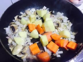 放入土豆和或萝卜