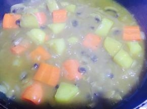 煮开了，转小火，放入鸡肉，慢慢煮至入味