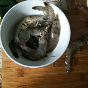 明虾洗净去壳，用牙签挑去沙线