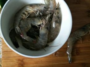 明虾洗净去壳，用牙签挑去沙线