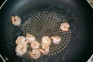 锅里倒适量油，炒香虾仁