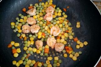 加入杂蔬翻炒，炒熟之后加少许盐调味