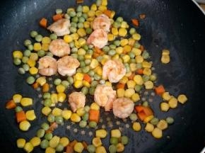 加入杂蔬翻炒，炒熟之后加少许盐调味