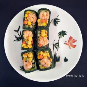 把炒熟的虾仁装进黄瓜里摆盘