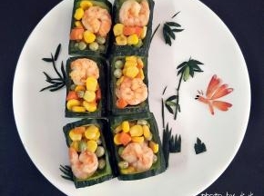 把炒熟的虾仁装进黄瓜里摆盘
