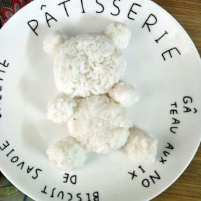 手戴一次性手套把米饭捏出熊猫造型