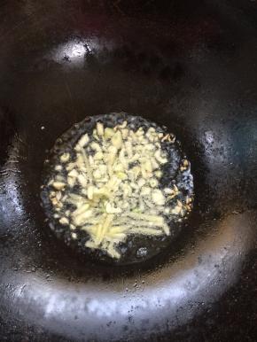 锅烧热倒入适量的油，放入蒜瓣，生姜爆出香味儿！