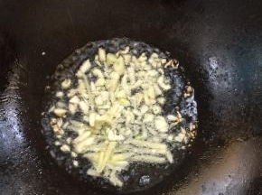 锅烧热倒入适量的油，放入蒜瓣，生姜爆出香味儿！