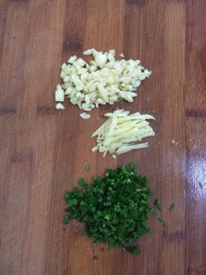 蒜瓣拍碎切成小粒，生姜削皮切成丝，葱切成葱花备用！