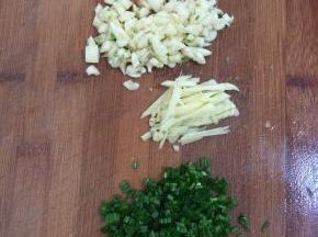 蒜瓣拍碎切成小粒，生姜削皮切成丝，葱切成葱花备用！