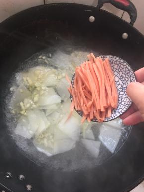 放入切好的火腿丝！