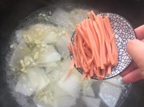 放入切好的火腿丝！