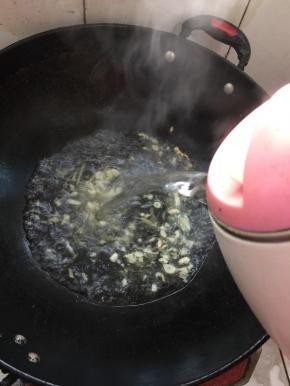 加入适量的开水！(我把一壶开水全部倒进去了！)