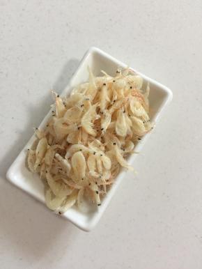 准备好虾皮20克！喜欢虾味儿十足的也可以多放一些哦！