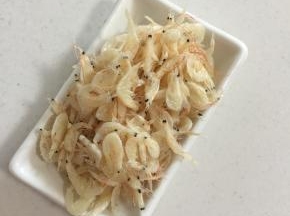 准备好虾皮20克！喜欢虾味儿十足的也可以多放一些哦！