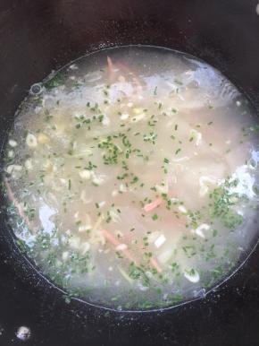 起锅前加入适量的鸡精和葱花调味即可！