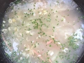 起锅前加入适量的鸡精和葱花调味即可！