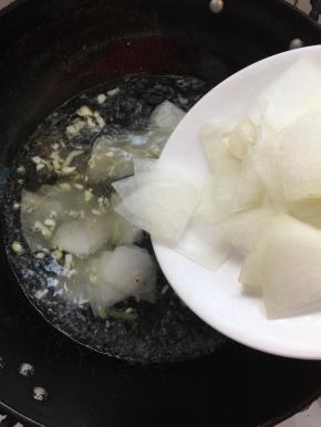 放入切好的冬瓜片！