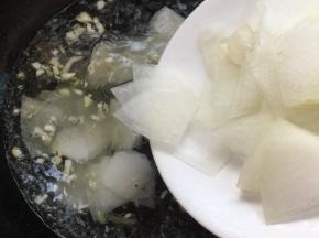 放入切好的冬瓜片！