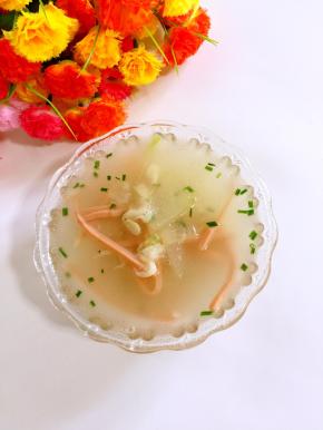 做好的冬瓜虾皮火腿汤，汤鲜味美，还非常的清爽哦，喜欢的朋友可以试着做做看！