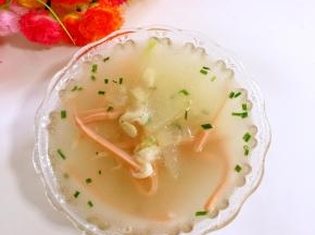 做好的冬瓜虾皮火腿汤，汤鲜味美，还非常的清爽哦，喜欢的朋友可以试着做做看！