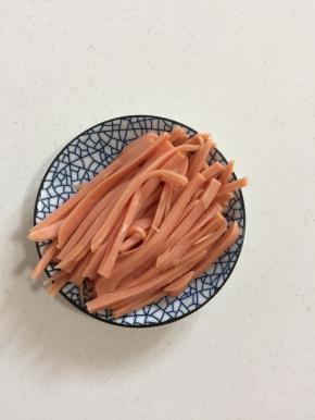火腿剥去肠衣切成丝备用！