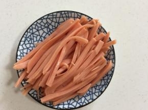 火腿剥去肠衣切成丝备用！
