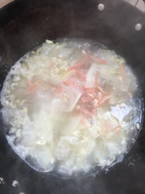 烧开后转小火慢慢的炖煮至冬瓜片熟透！