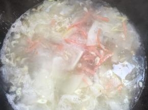 烧开后转小火慢慢的炖煮至冬瓜片熟透！