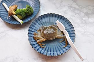 准备一个毛刷，将蟹仔细清洗一下。