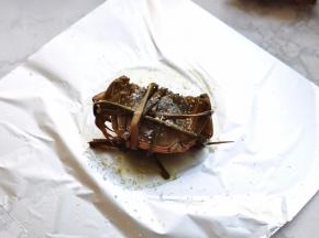 将洗过的蟹再次捆好，撒上意大利混合香草，和少许海花盐。