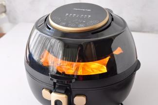 空气炸锅提前预热5分钟，选择鸡翅键，200度，30分钟。