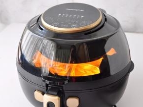 空气炸锅提前预热5分钟，选择鸡翅键，200度，30分钟。