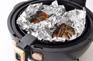 时间到后，打开锡纸，这时的蟹颜色还不是太红。