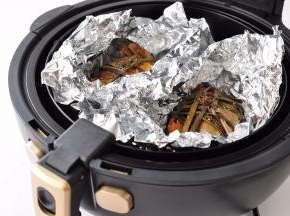 时间到后，打开锡纸，这时的蟹颜色还不是太红。