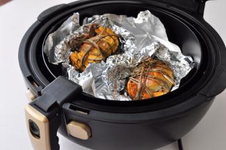 这时的蟹颜色变红，香草香气四溢。