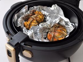 这时的蟹颜色变红，香草香气四溢。